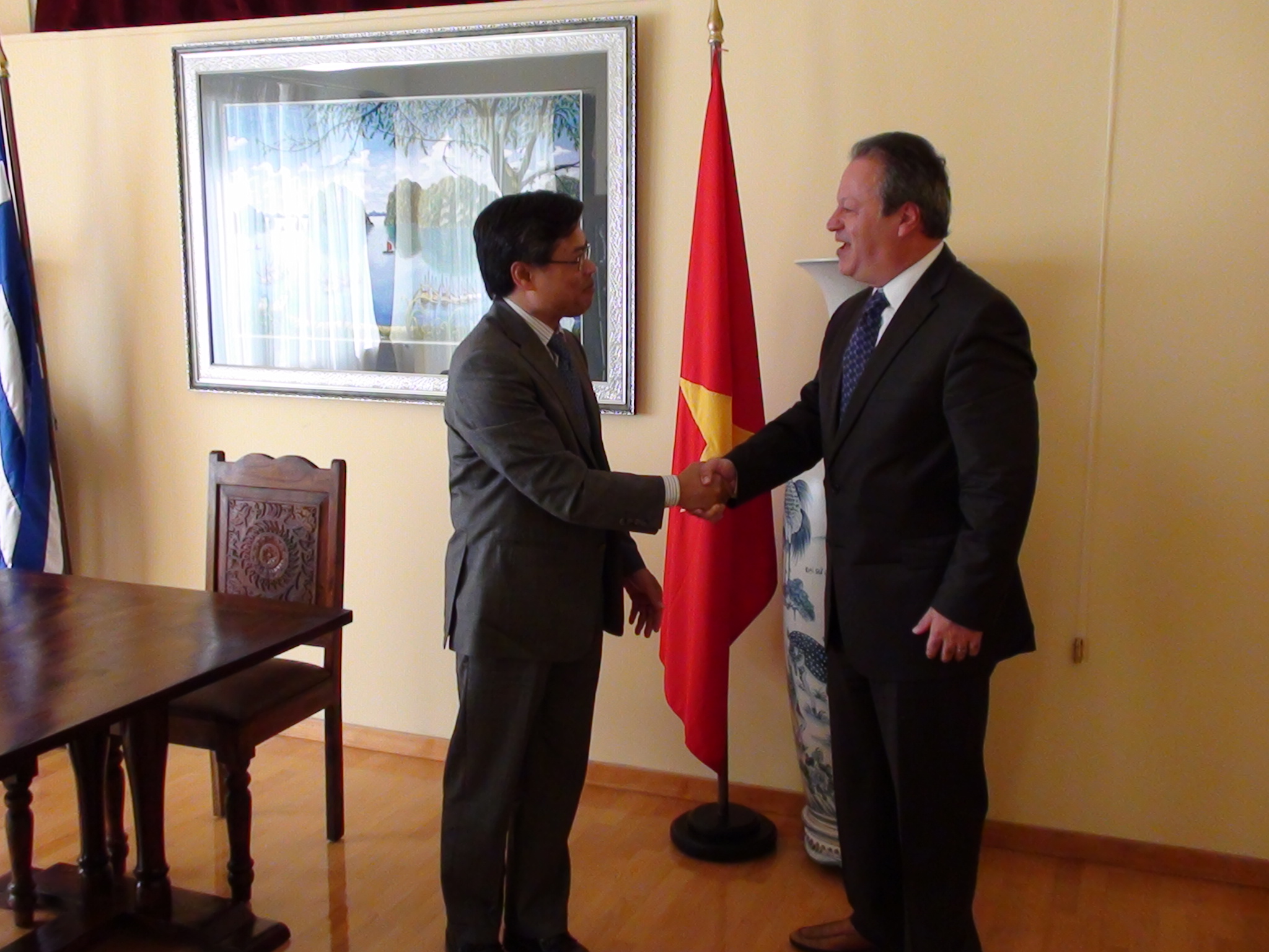 Επίσημη επίσκεψη, στην Πρεσβεία της Σοσιαλιστικής Δημοκρατίας του Βιετνάμ πραγματοποίησε ο Γραμματέας του Περιφερειακού Συμβουλίου Πελοποννήσου, Λάμπρος Μπούκλης, προσκεκλημένος του κου Πρέσβη Binh VU