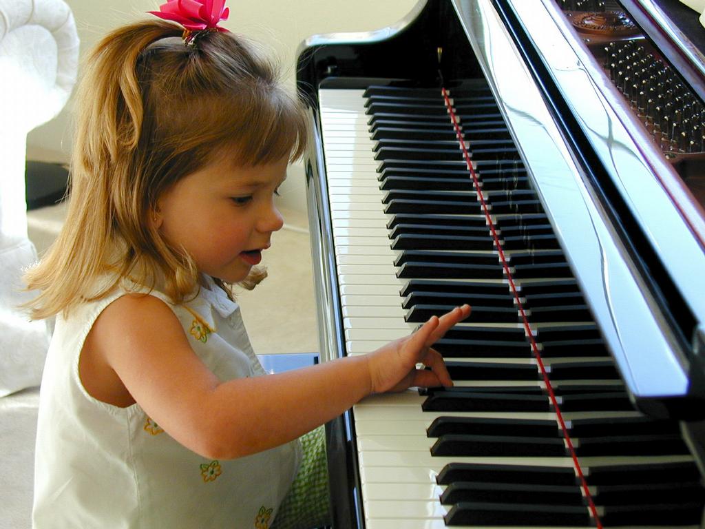 Γονείς την προσοχή σας: Να γιατί επιβάλλεται να μάθει πιάνο το παιδί σας!