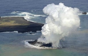 Η Ιαπωνία... μεγαλώνει - Υποθαλάσσιο ηφαίστειο μετά από έκρηξη «γέννησε» νησάκι [εικόνες & βίντεο]