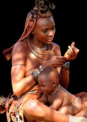 H “Himba” είναι μια φυλή στην Αφρική, όπου η ημερομηνία γέννησης ενός παιδιού δεν υπολογίζεται από τη στιγμή που γεννήθηκε, ούτε από τη στιγμή της σύλληψης, αλλά από την ημέρα που το παιδί υπήρξε ως σκέψη στο μυαλό της μητέρας του . Και όταν μια γυναίκα αποφασίζει ότι θα έχει ένα παιδί,  πάει και κάθεται κάτω από ένα δέντρο μόνη και ακούει όσο μπορεί να ακούσει το τραγούδι του παιδιού που θέλει να έρθει . Και αφού έχει ακούσει το τραγούδι, πάει πίσω στον άνθρωπο που θα είναι ο πατέρας του παιδιού , και το διδάσκει σ ‘αυτόν . Και στη συνέχεια , όταν κάνουν έρωτα για να συλλάβουν σωματικά το παιδί, τραγουδούν το τραγούδι του παιδιού , ως ένα τρόπο για να το καλέσουν.

Και στη συνέχεια , όταν η μητέρα είναι έγκυος , η μητέρα διδάσκει το τραγούδι του παιδιού στις μαίες και τις ηλικιωμένες γυναίκες του χωριού , έτσι ώστε όταν το παιδί γεννιέται , οι μαίες και οι άνθρωποι γύρω του να τραγουδήσουν το τραγούδι του παιδιού  για να το υποδεχθούνε . Και τότε , καθώς το παιδί μεγαλώνει , οι άλλοι κάτοικοι του χωριού διδάσκονται το τραγούδι του παιδιού . Εάν το παιδί πέσει ή όταν πονάει το γόνατο του , κάποιος αρχίζει να του τραγουδά το τραγούδι του. Ή όταν το παιδί κάνει κάτι θαυμάσιο , ή περνά μέσα από τις τελετές της εφηβείας  και της ενηλικίωσης, οι κάτοικοι του χωριού τραγουδούν το τραγούδι του για να το τιμήσουν.

Στην αφρικανική φυλή υπάρχει μία άλλη περίσταση κατά την οποία οι κάτοικοι τραγουδούν για το παιδί . Σε οποιαδήποτε στιγμή κατά τη διάρκεια της ζωής του, κάποιος που διαπράττει ένα έγκλημα ή μια παρεκκλίνουσα κοινωνική πράξη καλείται στο κέντρο του χωριού και οι άνθρωποι στην κοινότητα σχηματίζουν ένα κύκλο γύρω του. Στη συνέχεια, τραγουδούν το τραγούδι του ενόχου.

Η φυλή αναγνωρίζει ότι η διόρθωση της αντικοινωνικής συμπεριφοράς δεν είναι η τιμωρία. Είναι η αγάπη και η ανάμνηση της ταυτότητας . Όταν έχω αναγνωρίσει το δικό μου τραγούδι , δεν έχω καμία επιθυμία ή την ανάγκη να κάνω κάτι που θα βλάψει τον άλλο .

Και το τραγούδι είναι ο τρόπος μέσα από τη ζωή τους . Στο γάμο , τα τραγούδια των νεόνυμφων τραγουδιούνται , μαζί . Και τέλος , όταν αυτό το παιδί είναι ξαπλωμένο στο κρεβάτι , έτοιμο να πεθάνει , όλοι οι κάτοικοι γνωρίζουν το τραγούδι του, και του τραγουδούν – για τελευταία φορά – το τραγούδι του.

Μπορεί να μην έχουμε μεγαλώσει σε μια αφρικανική φυλή που τραγουδάει το τραγούδι μας σε κρίσιμες μεταβάσεις της ζωής μας, αλλά η ζωή  πάντα μας υπενθυμίζει πότε είμαστε σε αρμονία με τον εαυτό μας και πότε όχι. Όταν αισθανόμαστε καλά,  αυτό που κάνουμε ταιριάζει με το τραγούδι μας  ενώ όταν αισθανόμαστε άσχημα, δεν συμβαίνει αυτό . Στο τέλος , θα αναγνωρίσουμε όλοι μας το τραγούδι μας και θα το τραγουδούμε καλά . Μπορεί να αισθανθούμε λίγο   αμήχανα αυτή τη στιγμή, αλλά έτσι έχουν ολα οσα εχουν να κανουν με σπουδαίους τραγουδιστές . Ας κρατήσουμε το τραγούδι μας και θα βρούμε το δρόμο μας για το σπίτι .
Μετάφραση : Αρκούλη Κυριακή
Πηγη / source ( incl video of a birth song ): http://www.umthwakazireview.com/index.php/africa/african-tribes/item/678-the-himba-tribe
