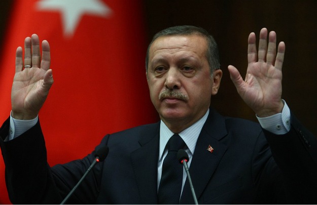 Ραγδαίες εξελίξεις και διαδηλώσεις στην Τουρκία: Δέκα υπουργούς "ξήλωσε" ο Ερντογάν 