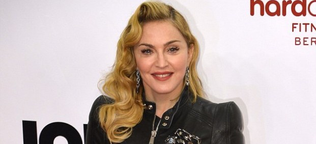 Το είδαμε ΚΑΙ αυτό: Η Madonna μας ευχήθηκε «Καλή Χρονιά» με ένα… φαλλό!