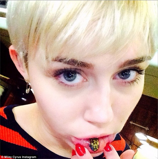 ΑΝ ΕΙΝΑΙ ΔΥΝΑΤΟΝ:Η Miley Cyrus έκανε tattoo στα χείλη της!
