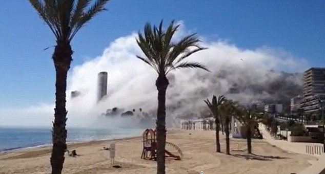 Το βίντεο που σαρώνει στα social media - Σύννεφο «καταπίνει» ολόκληρη πόλη στην Ισπανία
