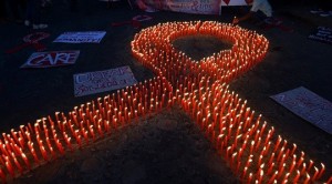 Σήμερα 1 Δεκεμβρίου η παγκόσμια ημέρα κατά του AIDS. Ας δούμε πίσω από την κόκκινη κορδέλα