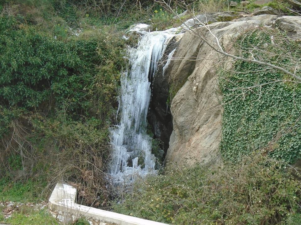Πάγωσε το νερό στην πηγή Πρίνους της ορεινής Νάξου! – ΕΙΚΟΝΕΣ