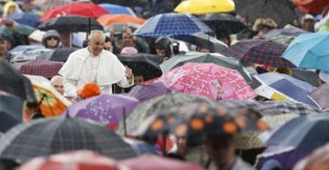 Ο Πάπας Φραγκίσκος μοίρασε ομπρέλες στους άστεγους