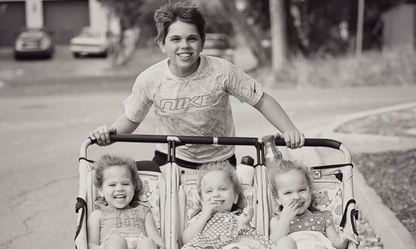 Τριπλή ευτυχία: Αφού είχαν 3 αγόρια, ο Θεός τους ευλόγησε με τρίδυμες κόρες! (εικόνες)