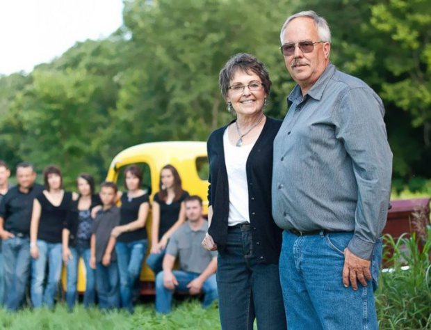 Αφοσιωμένος σύζυγος φύτεψε 400 στρέμματα ηλιοτρόπια για τη γυναίκα του που πέθανε από καρκίνο.