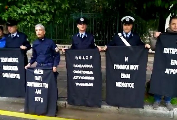 έξω από το Μέγαρο Μαξίμου