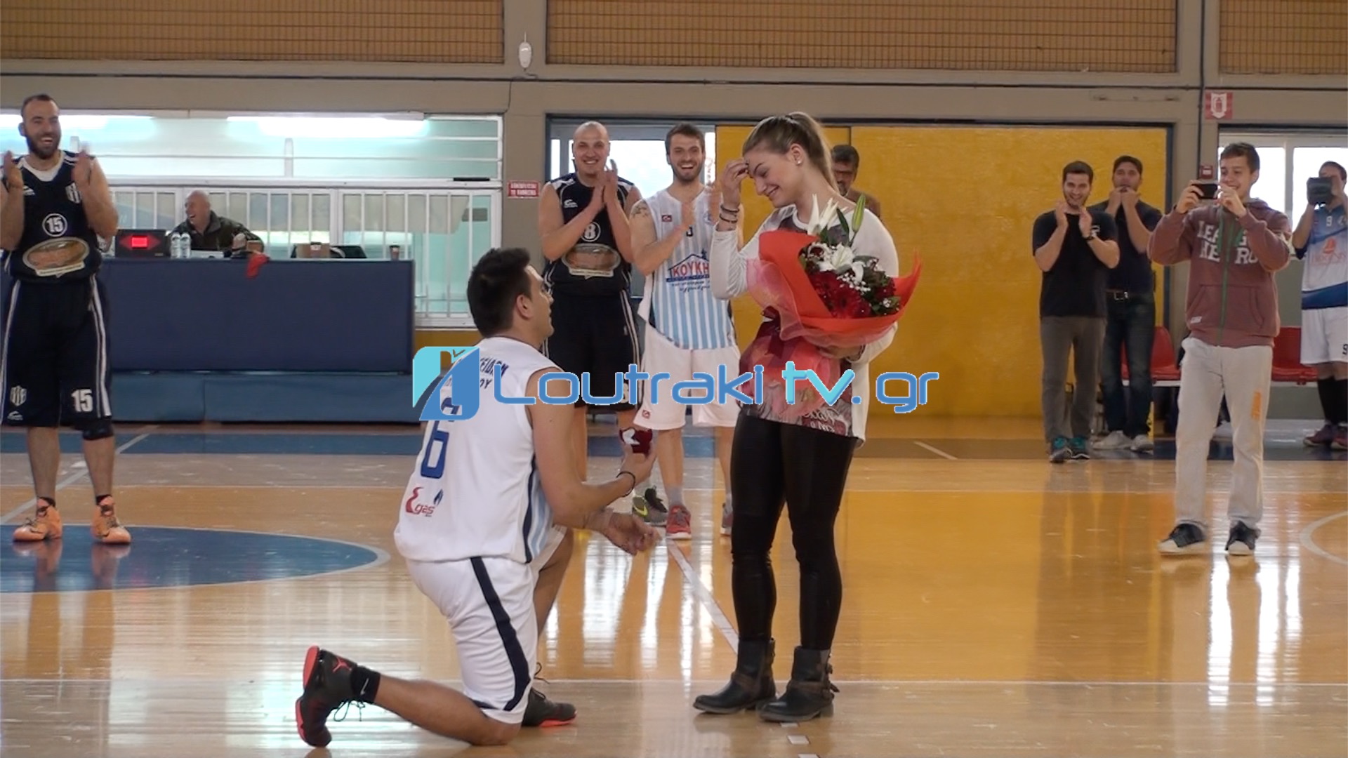 Πρόταση γάμου - έκπληξη από παίκτη του ΠΟΣΕΙΔΩΝΑ Λουτρακίου λίγο πριν τον αγώνα!