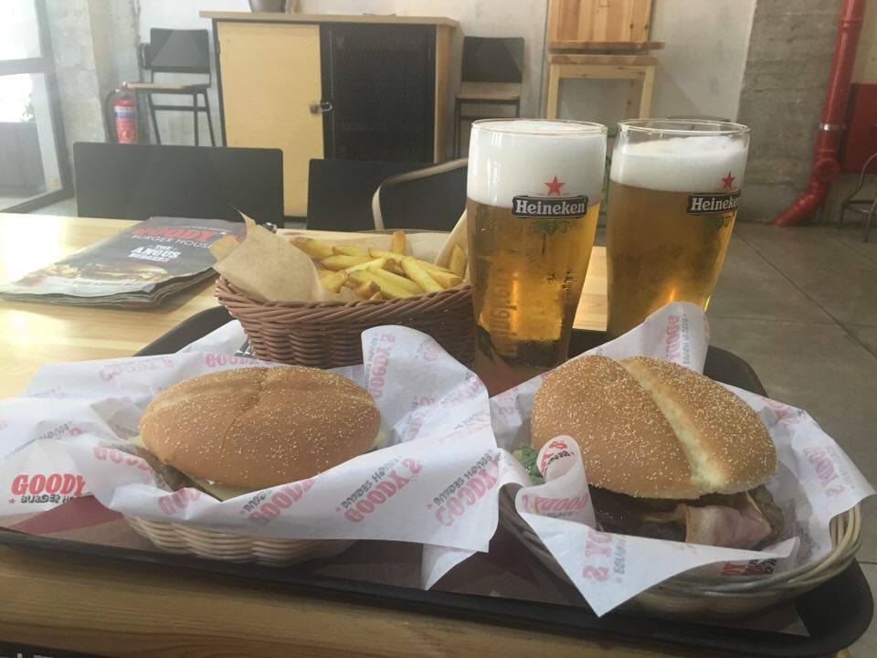Υπέροχο λαχταριστό extreme burger και ένα ακόμα ΔΩΡΟ! Συνοδευόμενα από country πατάτες και δύο παγωμένες μεγάλες Heineken μπύρες!   Γεύμα που απογειώνει τα μεσημέρια μας αλλά και οποιαδήποτε άλλη στιγμή της ημέρας ή της νύχτας!  Είναι ωραίο να μπορείς να δοκιμάσεις όλα τα extreme burger! Είναι ωραίο να σε κερνάνε με ένα extreme burger ένα δεύτερο, είναι ωραίο να βρίσκεσαι στα Goody's Burger House στον γραφικό πεζόδρομο της Κορίνθου, είτε δίπλα στο κύμα στην παραλία Λουτρακίου!  Καλοκαίρι με Goody's! Αυτό είναι!!!