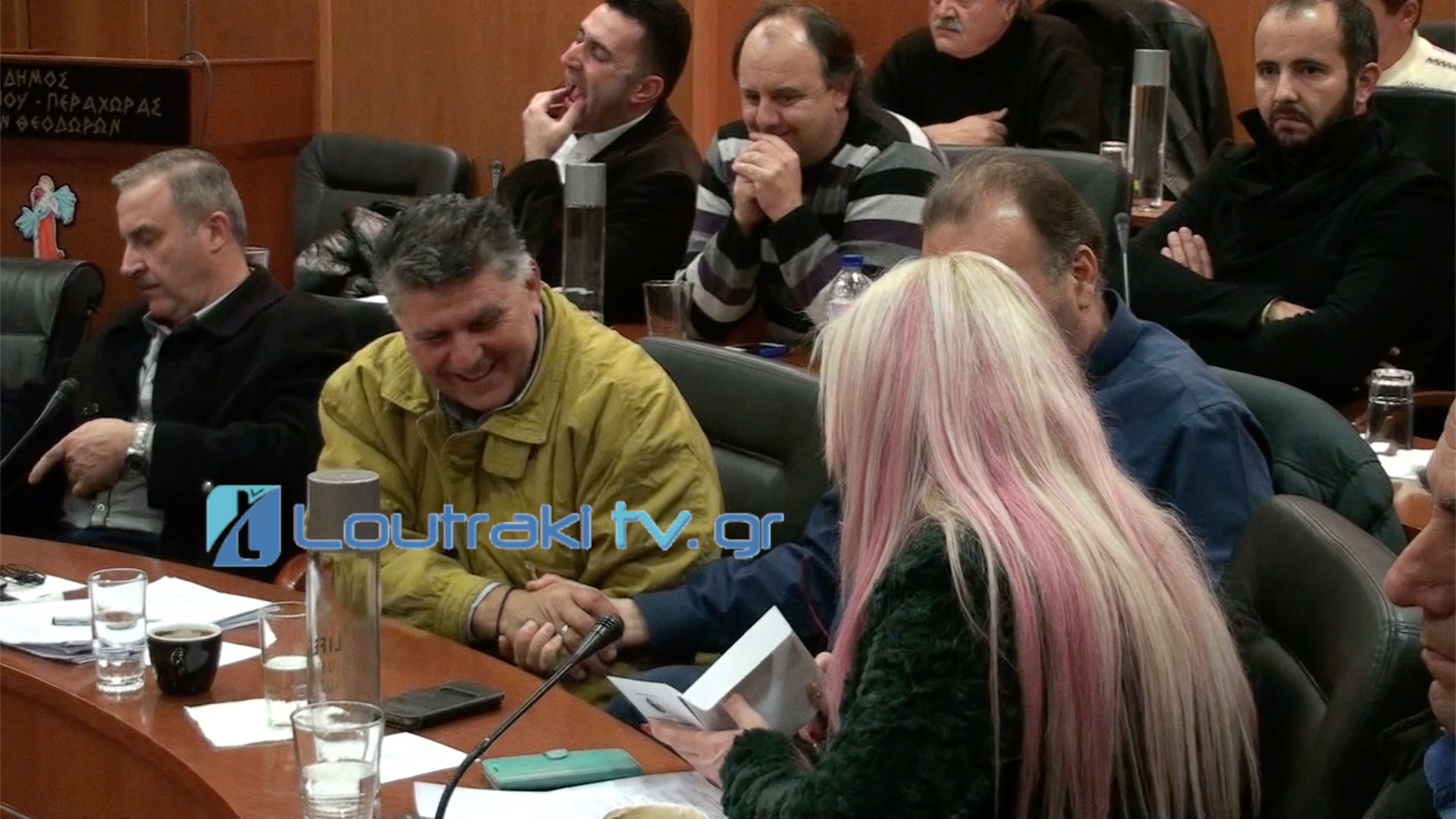 Η περίεργη χειραψία Μπισμπίκη με Θυμή [Video]