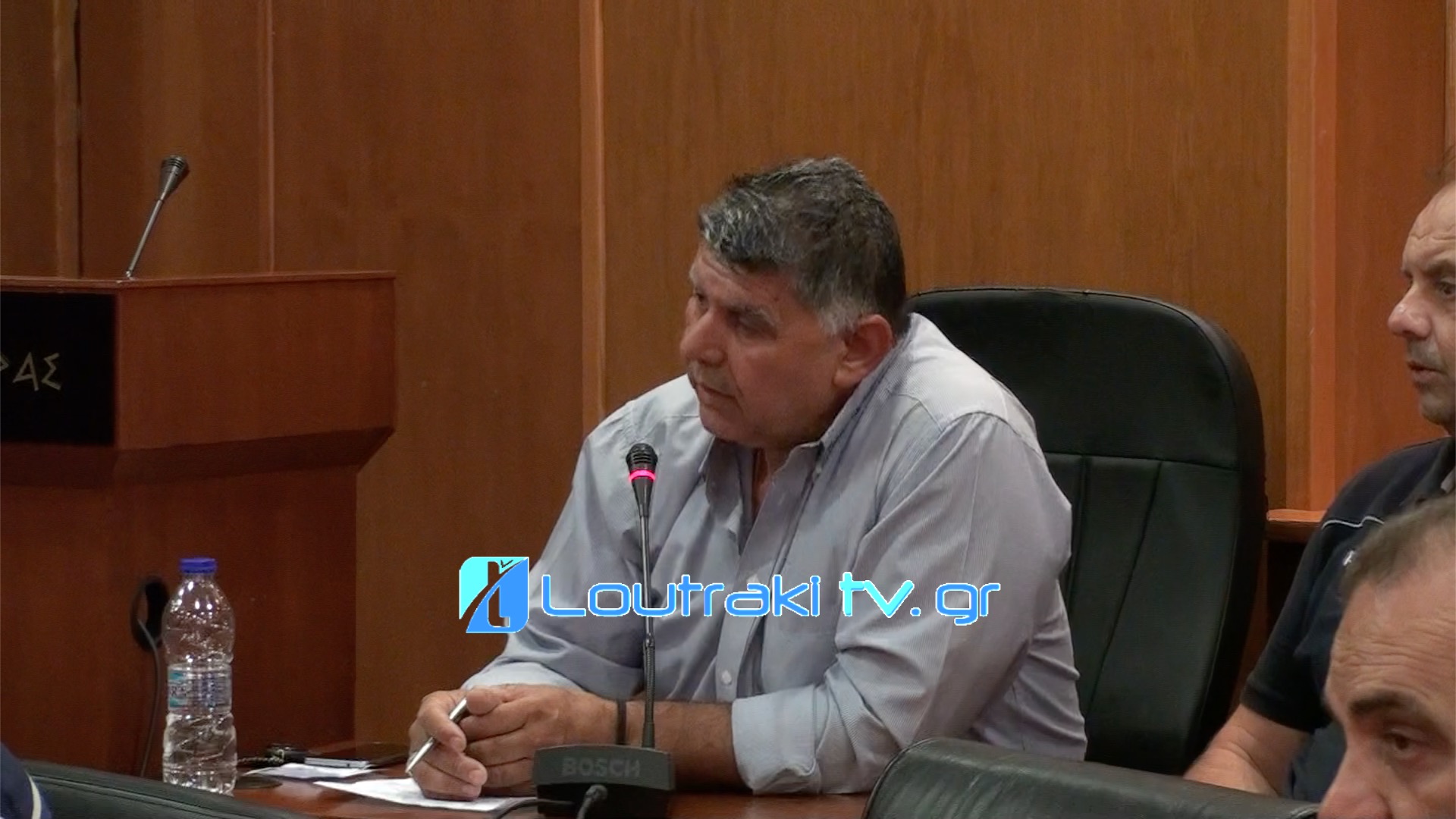 Θ. Γεωργίου για βλάβη δρόμο Βουλιαγμένης, ζητιάνους στον Ισθμό, κίτρινη διαγράμμιση παραλία, πάρκινγκ