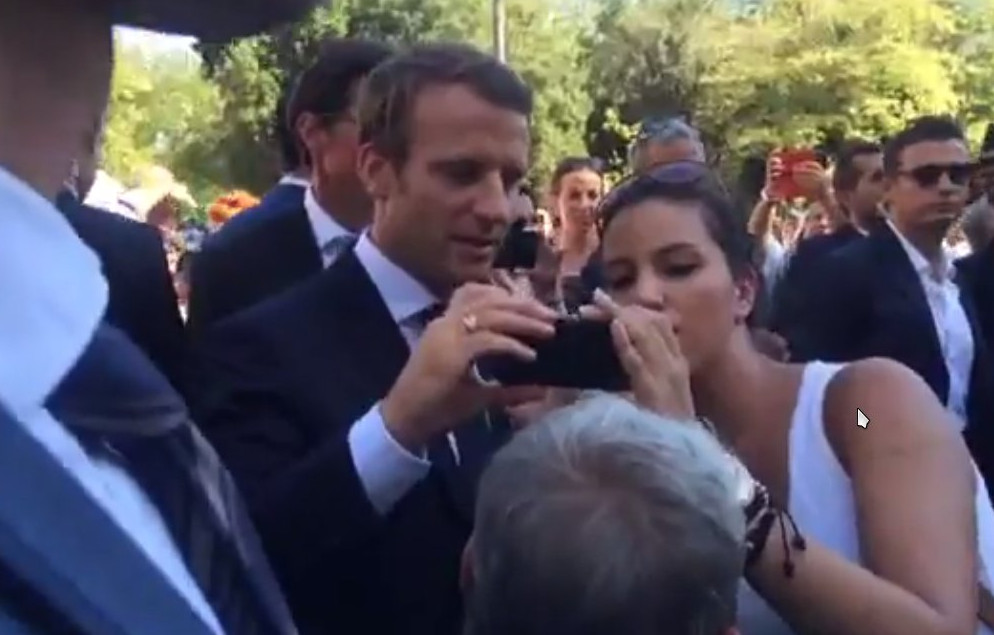Οι Μακρόν έβγαλαν selfies με τον κόσμο σε Σύνταγμα-Ερμού   [photos]