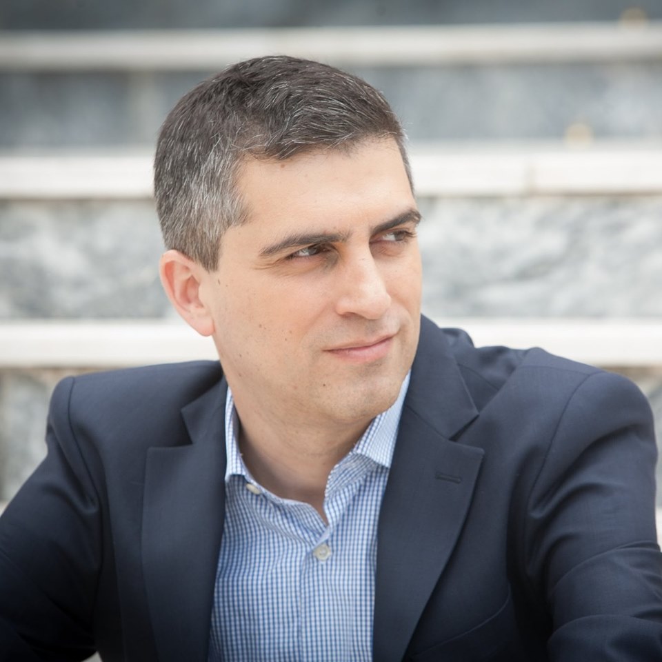 Ευχαριστώ πολύ τον Κ. Μητσοτάκη για την εμπιστοσύνη του. Έχουμε πολλή δουλειά μπροστά μας για να γυρίσει σελίδα η χώρα και να γίνουν οι Έλληνες ξανά αισιόδοξοι. Ξεκινάμε.