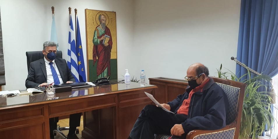 Ο Μανούσος Μανουσάκης στο πλευρό του Δημάρχου Βασίλη Νανόπουλου ως σύμβουλος Πολιτισμού