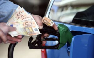 Πετρέλαιο κίνησης: Τέλος από σήμερα η «επιδότηση» - Η τιμή του ξεπερνά τη βενζίνη