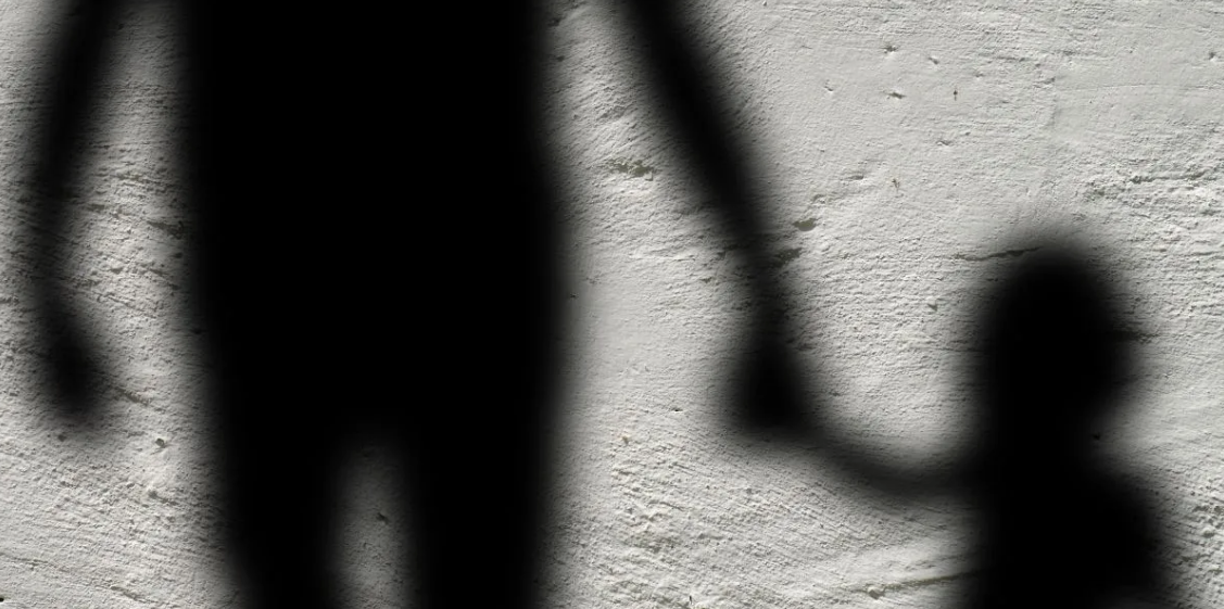 Με ρώτησαν σε μήνυμα γιατί δεν έχω ασχοληθεί στο Loutrakitv.gr με το θέμα με το 12χρονο κορίτσι. Η απάντηση είναι απλή: από αηδία. Δεν θέλω ούτε να διαβάζω ούτε να βλέπω τη φωτογραφία με τα γουρλωμένα μάτια ενός ανήθικου φιλάργυρου ατόμου. Ούτε με κάνει να νιώθω καλύτερα το γεγονός ότι η μάνα έσπρωξε την κόρη της στην πορνεία για να βγάλει εύκολα λεφτά και να βγάλει και ένα ακριβό smartphone η κόρη. Όλοι είχαν το συμφέρον τους και ο προαγωγός με την επιφανή θέση (που σιγά την επιφάνεια δηλαδή) και το κορίτσι που το είδε σαν διέξοδο από την μιζέρια του σπιτιού της και όλη η οικογένεια που καρπωνόταν  τα οφέλη από αυτή την παράνομη προσοδοφόρα και σαφώς αηδιαστική εργασία, αν κάποιος βέβαια φρενάρει και προλάβει να σκεφτεί τι είδους εργασία είναι αυτή που κάνει. Φυσικά θα μου πει κάποιος πανέξυπος ότι το παιδί δεν φταίει σε τίποτα και δεν καταλαβαίνει που το μπλέκουν. Συμφωνώ. Ο ίδιος πανέξυπνος θα αναρωτιέται με στομφο, τι κάνει η κοινωνία; Η απάντηση είναι απλή. Η κοινωνία καλλιεργεί τέτοιες οικογένειες όπου μια μάνα που δεν έχει στον ήλιο μοίρα φτάνει να κάνει 8 (!!!!) παιδιά και πληρώνεται με επιδόματα για τα παιδιά που έχει, προηγείται με κοινωνικά κριτήρια σε θέσεις εργασίας, κλαίγεται και ζητάει βοήθεια από δω κι από κει για να τα μεγαλώσει. Από την ώρα που γεννιούναι αυτά τα παιδιά της φέρνουν χρήμα και η ζωή κυλάει και οι απαιτήσεις αυξάνονται και ο πατέρας με τις εξαρτήσεις του δεν βοηθάει και η μάνα συνηθίζει πλέον συνειδητά να εκμεταλλεύεται τα παιδιά της με κάθε τρόπο. Κάπως έτσι ένας "βιασμός" φέρνει έναν εκβιασμό ώσπου η απληστία στο τέλος γκρεμίζει την μπίζνα.  Το πιο χαριτωμένο είναι ότι προσπαθούν όλες οι πλευρές να περσώσουν την υπόληψή τους. Το άλλο χαριτωμένο είναι ότι ο λαός τρέχει να κάνει repost τις διεστραμμένες φάτσες των δραστών πιστεύοντας ότι έτσι βοηθάει στη διάδοση της είδησης και υπηρετεί το κοινό συμφέρονα αφού στιγματίζει τους κακούς. Ο κακός όμως μπορεί  να είναι πολύ πιο δίπλα στα παιδιά του, αυτό να σκεφτεί, αρκεί. Το πρόβλημα δυστυχώς δεν είναι στα πρόσωπα αλλά στη νοοτροπία. Το να παίξουν οι φάτσες των δραστών δεν προστατεύει τα αθώα παιδιά.Έτσι πως κατάντησε η κοινωνία μας να μην υπάρχει εμπιστοσύνη πια σε κανέναν, να μην υπάρχει καλοσύνη ως αυτονόητη, να ματαιοδοξούμε οικειοθελώς, να μην μπορούμε να μπούμε να διαβάσουμε τις ειδήσεις χωρίς να σιχαθούμε και να μην βλέπουμε έναν τρόπο να επαναφέρουμε τον κόσμο στα λογικά του.