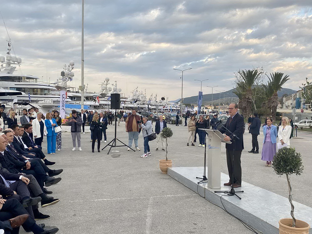 “Ο θαλάσσιος τουρισμός αποτελεί εξαιρετική προοπτική, καθώς μπορεί να φέρει πλούτο στην πατρίδα μας και υποχρέωση της πολιτείας αποτελούν η βελτίωση των λιμενικών υποδομών, αλλά και ο εκσυγχρονισμός του θεσμικού πλαισίου. Από την πλευρά της, η Περιφέρεια Πελοποννήσου εκτελεί εργασίες σε πέντε λιμάνια” σημείωσε, μεταξύ άλλων, ο περιφερειάρχης Παναγιώτης Νίκας, χαιρετίζοντας το απόγευμα χθες Σάββατο 29 Απριλίου, στο Ναύπλιο, στην εναρκτήρια εκδήλωση για το 8o Mediterranean Yacht Show (MEDYS).  Επιπλέον, ο Π. Νίκας επισήμανε την καθοριστική και ουσιαστική συμβολή της περιφερειακής Αρχής στην απεμπλοκή της τελματωμένης -για 15 χρόνια- υπόθεσης της μαρίνας του Ναυπλίου, οδηγώντας στην υπογραφή της πρώτης στην Ελλάδα ΣΔΙΤ για μαρίνα -“μια επένδυση που ξεκινά με 25.000.000 ευρώ και θα φθάσει στην τελική της φάση σε πάνω από 100 εκατομμύρια, φέρνοντας ανάπτυξη και επηρεάζοντας θετικά τον τουρισμό και την οικονομία γενικότερα όλης της ανατολικής Πελοποννήσου” όπως σημείωσε ο περιφερειάρχης.  Παράλληλα, ο Π. Νίκας εξέφρασε συγχαρητήρια στους διοργανωτές της εν λόγω έκθεσης -μία από τις μεγαλύτερες διεθνώς στον τομέα της- την οποία, όπως δήλωσε, η Περιφέρεια στηρίζει οικονομικά προσθέτοντας ότι θα πρέπει να θεωρείται δεδομένη η οικονομική και ηθική στήριξη της Περιφέρειας σε εκδηλώσεις ανάλογης θεματικής και εμβέλειας.  Το 8o Mediterranean Yacht Show -την διεθνή έκθεση επαγγελματικών επανδρωμένων σκαφών αναψυχής, που φιλοξενείται στην αργολική πρωτεύουσα από τις 29 Απριλίου έως τις 3 Μαΐου και η οποία περιλαμβάνει 95 σκάφη, yacht brokers από περισσότερες από 30 χώρες του κόσμου και πολλούς εκθέτες με υπηρεσίες και προϊόντα- συνδιοργανώνουν ο Ελληνικός Σύνδεσμος Θαλάσσιου Τουρισμού και ο Δήμος Ναυπλιεων με τη συνεργασία της Περιφέρειας Πελοποννήσου, τελεί δε υπό την αιγίδα του υπουργείου Τουρισμού.  Στην εναρκτήρια εκδήλωση για την εν λόγω έκθεση παρέστησαν επίσης, μεταξύ άλλων, ο γ.γ. του υπουργείου Πολιτισμού Γιώργος Διδασκάλου, ο δήμαρχος Ναυπλιέων Δημήτρης Κωστούρος, οι αντιπεριφερειάρχες Αργολίδας Γιάννης Μαντζούνης και Περιβάλλοντος Τάσος Γανώσης, ο πρόεδρος του Επιμελητηρίου Αργολίδας Φώτης Δαμούλος, περιφερειακοί, δημοτικοί και τοπικοί σύμβουλοι, πολιτικοί παράγοντες και υποψήφιοι βουλευτές της Αργολίδας, εκπρόσωποι των Ενόπλων Δυνάμεων και των Σωμάτων Ασφαλείας, φορέων, συλλόγων κ.α.     2η ΕΚΘΕΣΗ ΤΟΠΙΚΩΝ ΠΡΟΪΟΝΤΩΝ  Ο περιφερειάρχης Πελοποννήσου Π. Νίκας, εξ άλλου, παρέστη και στα  εγκαίνια της 2ης έκθεσης τοπικών προϊόντων στην πλατεία Φιλελλήνων, στο Ναύπλιο, που διοργανώνουν ο Δήμος Ναυπλιέων και ο ΔΟΠΠΑΤ (Δημοτικός Οργανισμός Πολιτισμού, Περιβάλλοντος, Αθλητισμού, Τουρισμού), παράλληλα με το 8ο MEDYS  Xαιρετίζοντας ο περιφερειάρχης συνεχάρη τους διοργανωτές της έκθεσης και επισήμανε μεταξύ άλλων την “πολύ σημαντική σύνδεση του πρωτογενή τομέα με τον τριτογενή, τον τουρισμό δηλαδή, ο οποίος θα πρέπει να υποστηριχθεί από τα τοπικά προϊόντα, η ποιότητα των οποίων στην περιοχή μας είναι εξαιρετική ενώ αποτελούν στο σύνολό τους βασικά συστατικά της παραδοσιακής ελληνικής διατροφής και της μεσογειακής γενικότερα”.  Οπως σημείωσε ο Π. Νίκας, “πλέον υποχωρεί η εποχή των έτοιμων και μαζικών προϊόντων και γευμάτων, καθώς οι επισκέπτες αναζητούν τις γεύσεις του τόπου στον οποίον βρίσκονται, μέσα από τα τοπικά προϊόντα κι αυτό γίνεται επ’ ωφελεία των αγροτών”.  Στα εγκαίνια της έκθεσης παρέστησαν επίσης, μεταξύ άλλων, ο δήμαρχος Ναυπλιέων Δημήτρης Κωστούρος, οι αντιπεριφερειάρχες Αργολίδας Γιάννης Μαντζούνης και Περιβάλλοντος Τάσος Γανώσης, ο πρόεδρος του Επιμελητηρίου Αργολίδας Φώτης Δαμούλος, περιφερειακοί, δημοτικοί και τοπικοί σύμβουλοι, πολιτικοί παράγοντες και υποψήφιοι βουλευτές της Αργολίδας, εκπρόσωποι των Ενόπλων Δυνάμεων και των Σωμάτων Ασφαλείας, φορέων, συλλόγων κ.α.