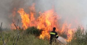 Φωτιά στο Ξυλόκαστρο: Σφοδρό πύρινο μέτωπο 10 χιλιομέτρων και εκκενώσεις περιοχών