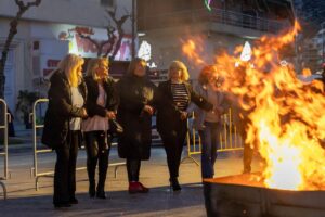 Λουτράκι: Με μεγάλη επιτυχία ο χορός της Τράτας και άναμμα φωτιάς από τον Πολιτιστικό Σύλλογο Λουτρακίου «Μελαγκάβι»