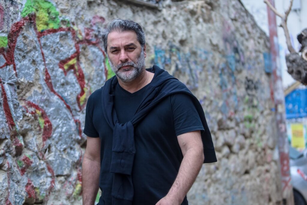 Loutrakitv.gr Ο Βασίλης Μπισμπίκης συνελήφθη μετά από φθορές σε αυτοκίνητα