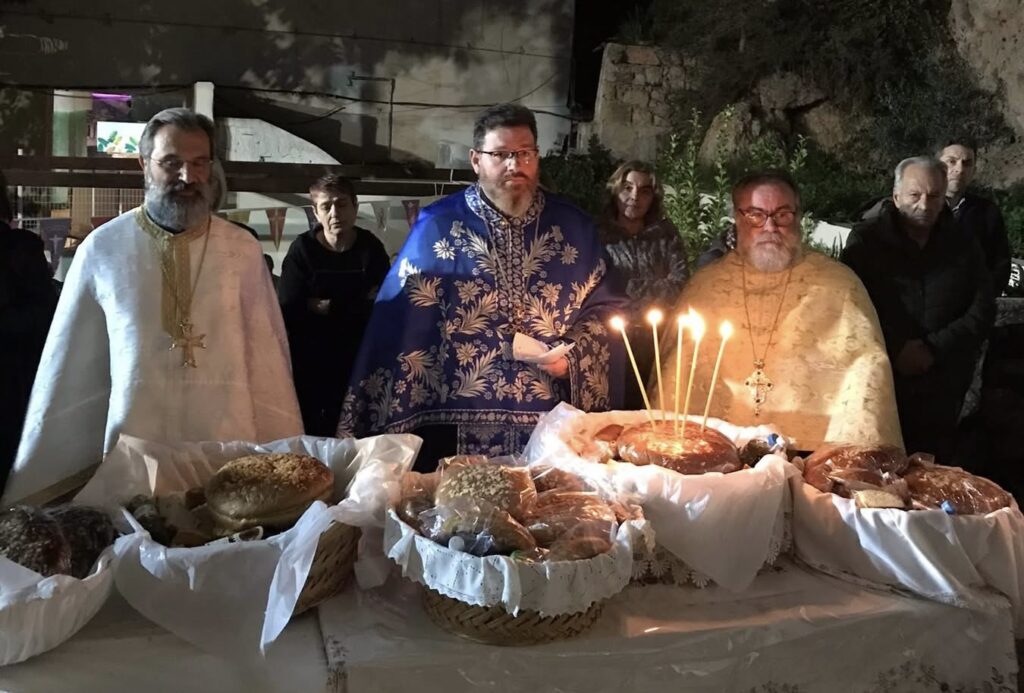 Λουτράκι: Με λαμπρότητα και πλήθος πιστών η λιτανεία της Ιεράς Εικόνας του Αγίου Ανδρέα