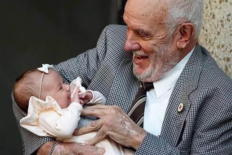 James Harrison, άνθρωπος με το χρυσό αίμα, άνθρωπος με το χρυσό χέρι, αυστραλός αιμοδότης, σπάνιο αίμα, αντισώματα Rhesus, αντιγόνο D, παράγοντας Rhesus, αντι-Rhesus ορός, αιμολυτική νόσος νεογνών, αιμοδοσία, πλάσμα αίματος, παγκόσμιο ρεκόρ αιμοδοσίας, 1000 αιμοδοσίες, σωτηρία νεογνών, ιατρική ανακάλυψη, ανθρώπινες ιστορίες, υγεία, δωρεά αίματος, James Harrison εγγονή, Αυστραλία,