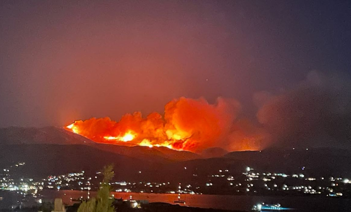 Πάρος: Συνελήφθη ο δήμαρχος και τρία ακόμη άτομα για τη φωτιά στον ΧΥΤΑ – Το πόρισμα της Πυροσβεστικής