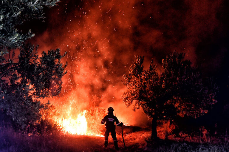 Δύο συλλήψεις για τη μεγάλη φωτιά στη Βοιωτία. Η έρευνα της Δ.Α.Ε.Ε. δείχνει ότι η πυρκαγιά ξεκίνησε από σπινθήρες σε ιδιωτικό δίκτυο μεταφοράς ηλεκτρικής ενέργειας από ανεμογεννήτριες.