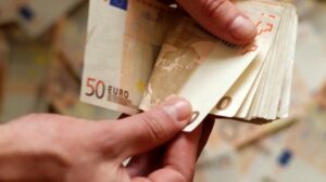 Κατώτατος μισθός: Πώς θα φτάσει στα 1.000 ευρώ το 2028 – Ο νέος αλγόριθμος
