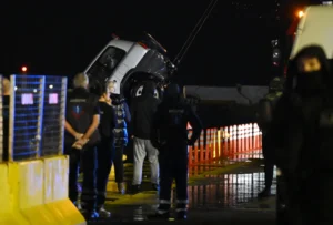 Τραγωδία στον Πειραιά: Νεκροί οι γονείς και ο 45χρονος γιος τους μετά την πτώση αυτοκινήτου στη θάλασσα